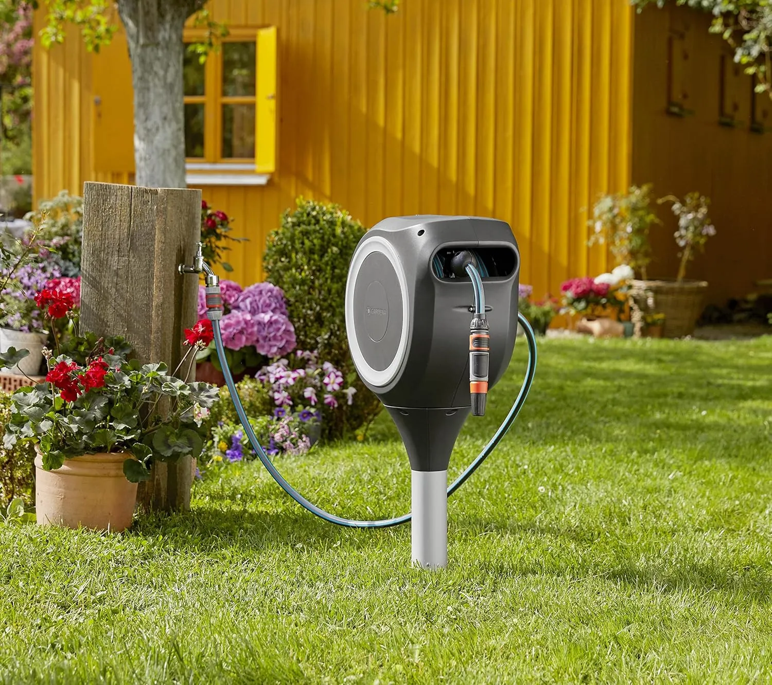 Gardena Garden Hose Box Rollup M (White) 20 m: Swivel Hose Box, Integral Hose Guide, Including 20 m Gardena Hose, mounting Rod and mounting kit (18616-20)
