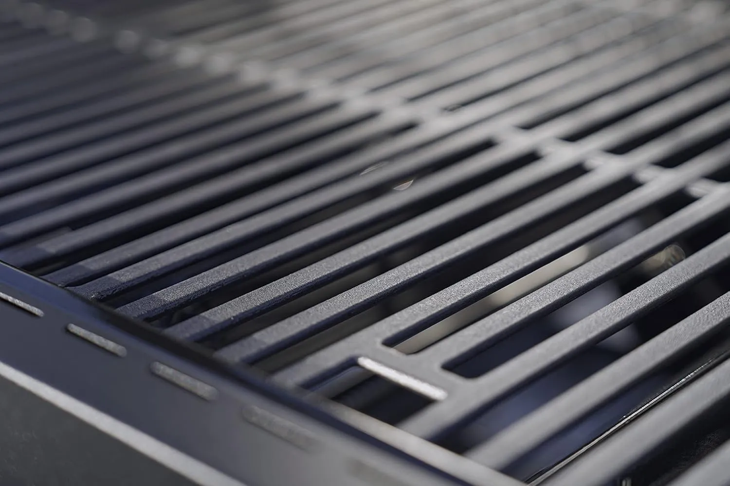 Monument Grills Denali 425 4-Burner Liquid Propane Gas Smart bbq Grill Stainless Steel with BBQ Cover (2 items)